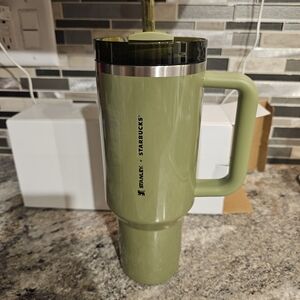 ⭐️New Released⭐️ Starbucks X Stanley Fall 2024, Glitter Pearl Olive Green, NEW